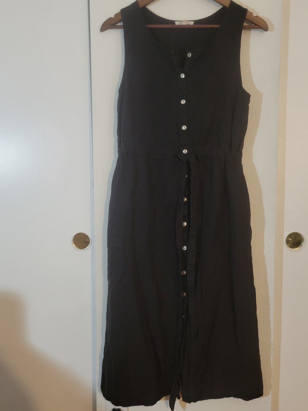 Tea n Rose Sleeveless Button-Front Black Dress with Waist Tie with Pockets.